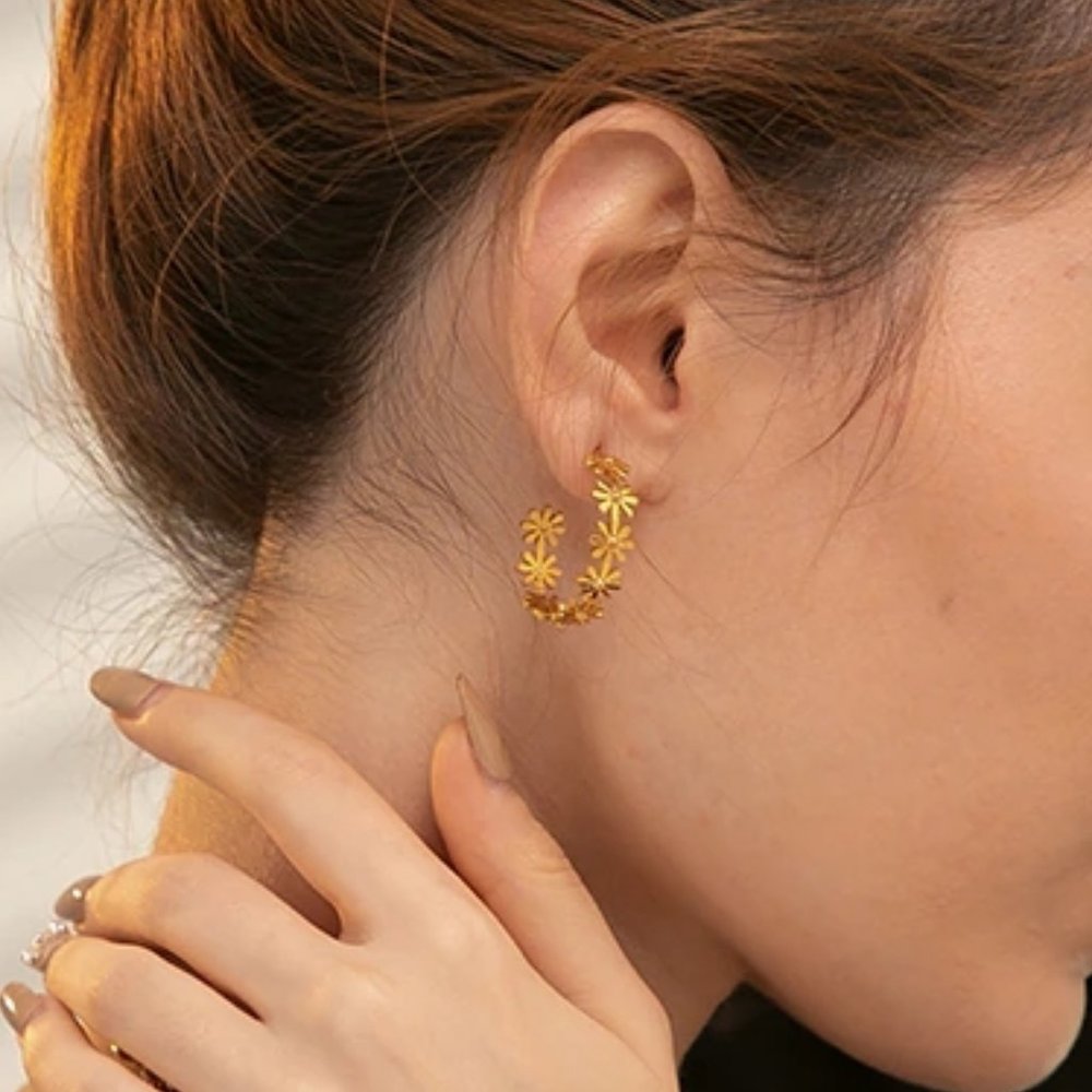 NEW 18K Gold Plated Daisy Flower Round Hoop Earrings - Picture 2 of 6